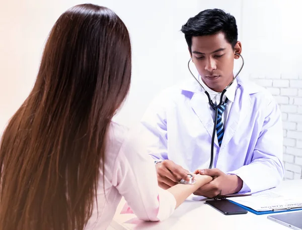 Dans Foyer Sélectif Médecin Utilise Stéthoscope Toucher Sur Main Femme — Photo