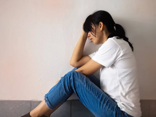 Stres Kobieta Siedzi Parterze Smutek Zdenerwowanie Uczucie — Zdjęcie stockowe