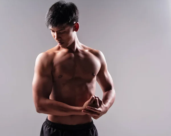 Przystojny Mężczyzna Pokazać Mięśnie Ciała Ćwiczeń Dobre Zdrowie Rozmyte Światło — Zdjęcie stockowe