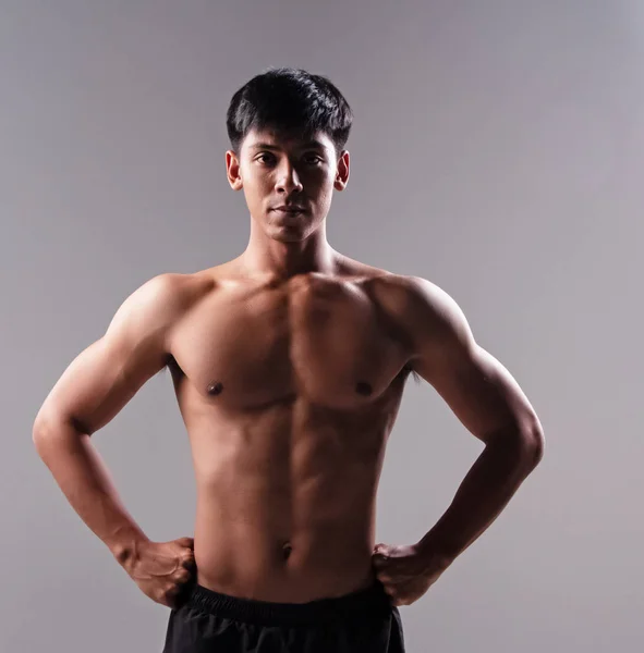 Przystojny Mężczyzna Pokazuje Mięśnie Ciała Ćwiczeń Patrząc Prosto Dobre Zdrowie — Zdjęcie stockowe