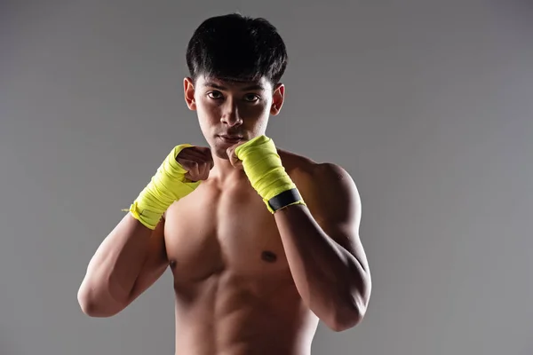 Hombre Guapo Con Guante Amarillo Levantar Las Manos Puño Prepararse —  Fotos de Stock