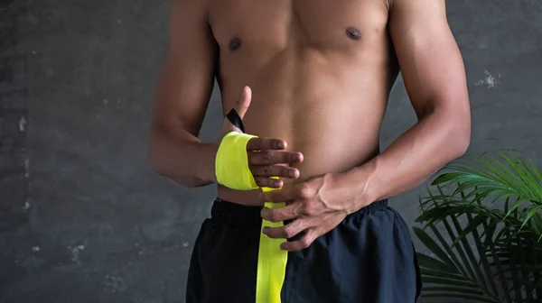 Ręka Treningowa Owijająca Żółtą Rękawicą Przygotuj Się Treningu Uderzeń — Zdjęcie stockowe