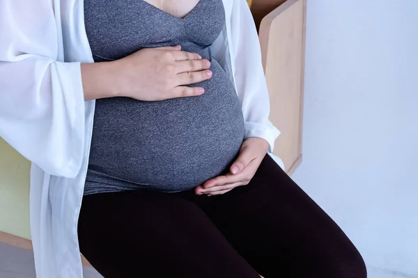 Mujer Embarazada Cogida Mano Vientre Para Amor Cuidado Maternidad — Foto de Stock