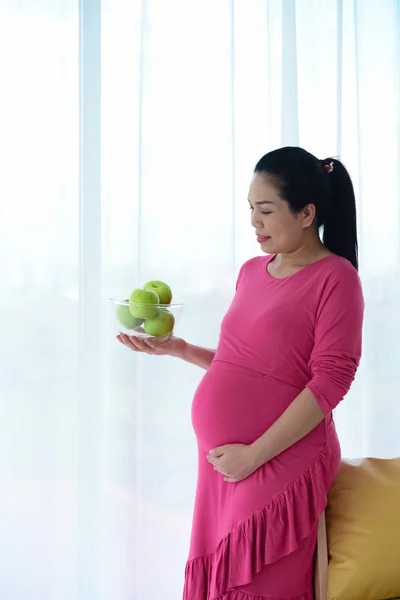 Zwangere Vrouw Met Een Kom Groene Appel Hand Put Linkerhand — Stockfoto