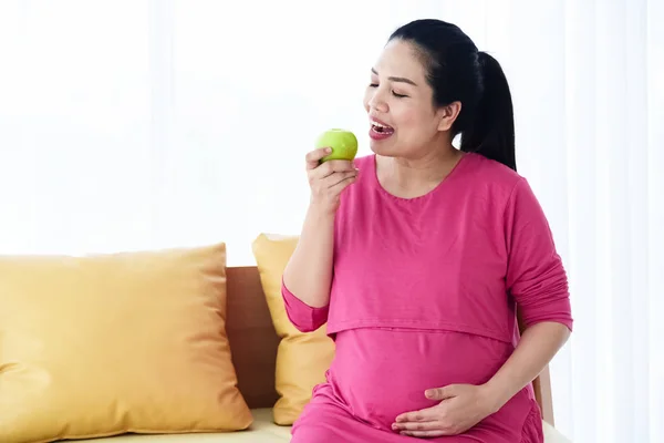 Zwangere Vrouw Eet Groene Appel Vers Fruit Goed Voor Gezondheid — Stockfoto