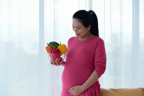 Těhotná Žena Drží Misku Čerstvé Zeleniny Ruce Put Levou Rukou — Stock fotografie