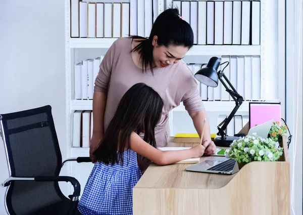 Madre Enseñando Hija Hacer Tarea Con Sentimiento Felicidad Tiempo Familia — Foto de Stock