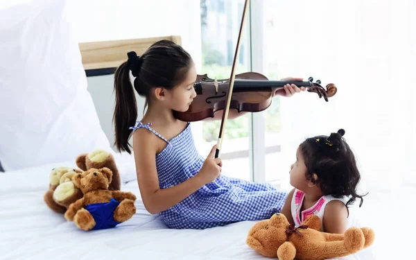 Sorella Maggiore Seduta Letto Suonando Violino Sorella Minore Ascolta Molto — Foto Stock