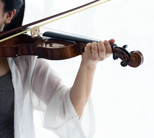 사람의 누르는 바이올린의 선택적 초점에서 악기를 연주하는 방법을 주변에 줍니다 — 스톡 사진
