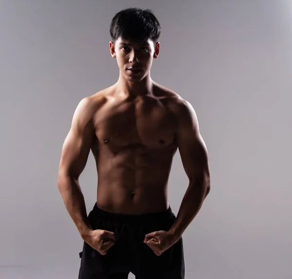 Homem Bonito Punhos Apertados Flexão Muscular Mostrar Ajuste Corpo Firme — Fotografia de Stock