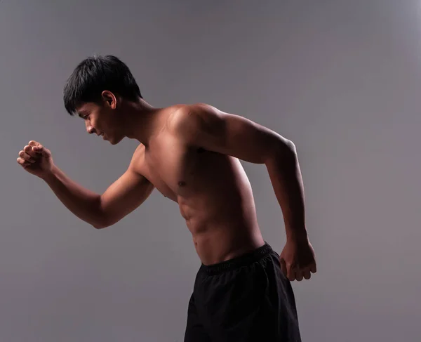 Bel Uomo Pugni Stretti Flessione Muscolare Mostrare Forma Corpo Fermo — Foto Stock
