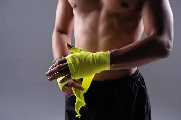 Foco Seletivo Mão Humana Estava Envolvendo Pano Amarelo Prepare Para — Fotografia de Stock