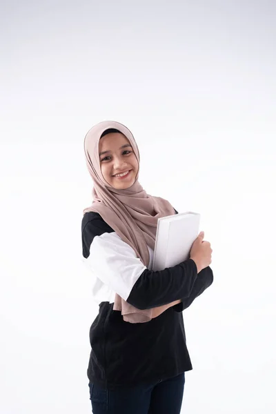 Guapa Mujer Musulmana Que Abrazaba Libro Sus Brazos Pie Segundo — Foto de Stock