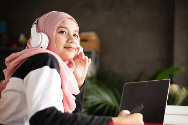 Muslim Woman Holding Pen Hand Put Wireless Headphones Her Head — Stok Foto