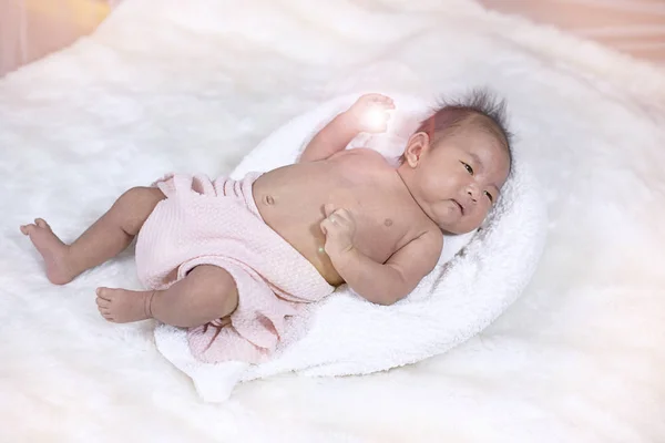 Bebê Recém Nascido Deitado Pano Algodão Branco Efeito Brilho Lente — Fotografia de Stock
