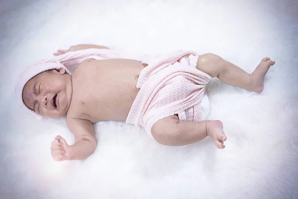 Bebê Recém Nascido Chorando Olhos Fechados Deitando Pano Algodão Branco — Fotografia de Stock