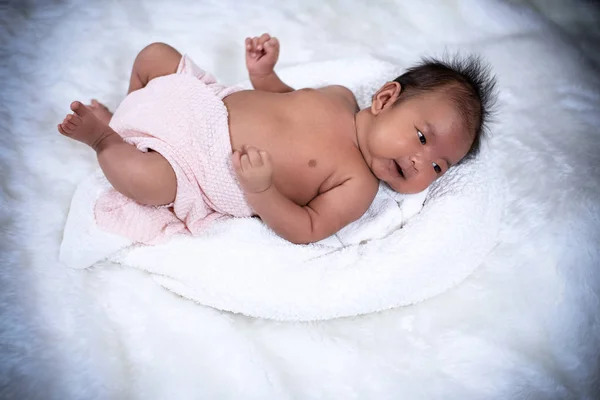 Bebê Recém Nascido Deitando Pano Macio Branco Olhando Algo Reto — Fotografia de Stock