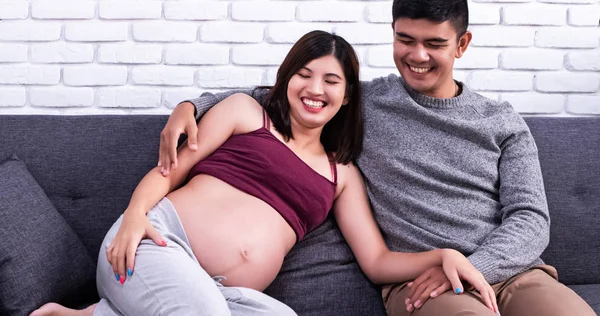 임신부와 남편은 거실에 이야기하고 아기를 기다리고 관심을 가지고 기분을 가지고 — 스톡 사진