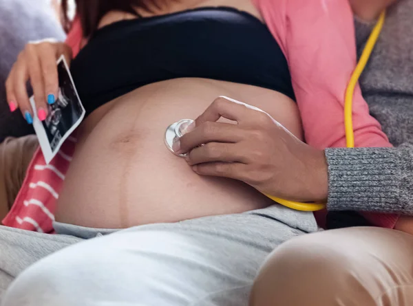 Výběrovém Zaměření Lidské Ruky Pomocí Hlavy Stethepscope Dát Těhotné Břicho — Stock fotografie