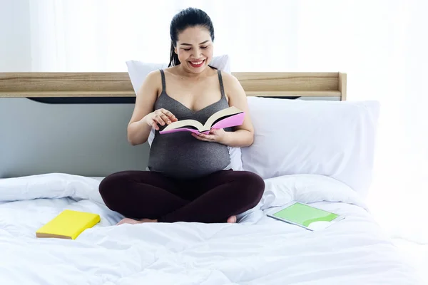 Вагітна Жінка Сидить Ліжку Читає Книгу Посмішкою Щасливими Почуттями Розмитим — стокове фото