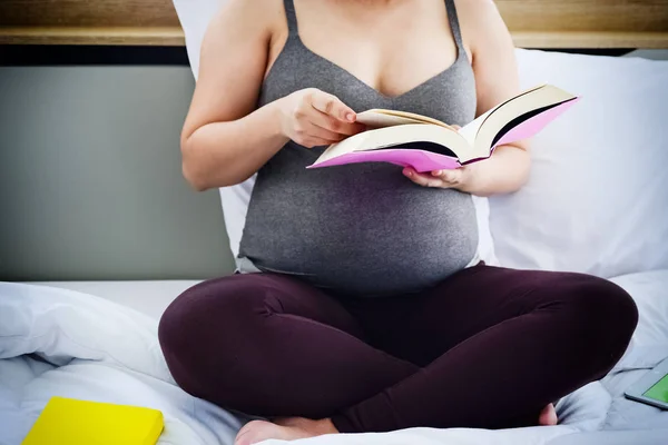 Pregnant Woman Sitting Bed Opening Book Read Blurry Light — Stock Photo, Image