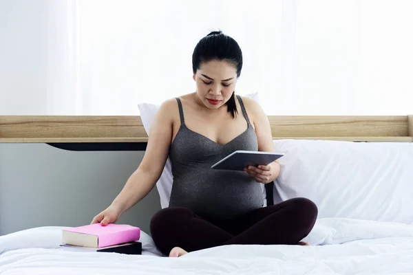Zwangere Vrouw Bed Zoek Naar Gegevens Van Zwangerschap Zeer Geïnteresseerd — Stockfoto