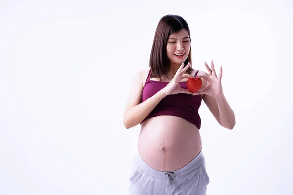 Kobieta Ciąży Trzymająca Małe Czerwone Serce Dłoni Odwraca Się Twarzą — Zdjęcie stockowe