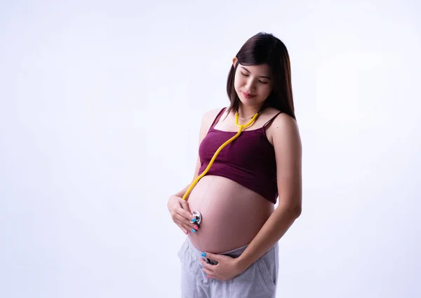 Hamile Kadın Steteskopla Karnına Dokunuyor Sevgiyle Özenle Yeni Doğan Bebeği — Stok fotoğraf