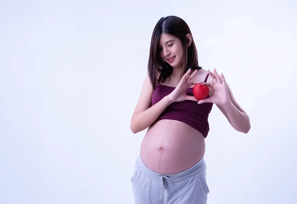 Wanita Hamil Memegang Hati Merah Kecil Tangan Berbalik Menghadap Bawah — Stok Foto