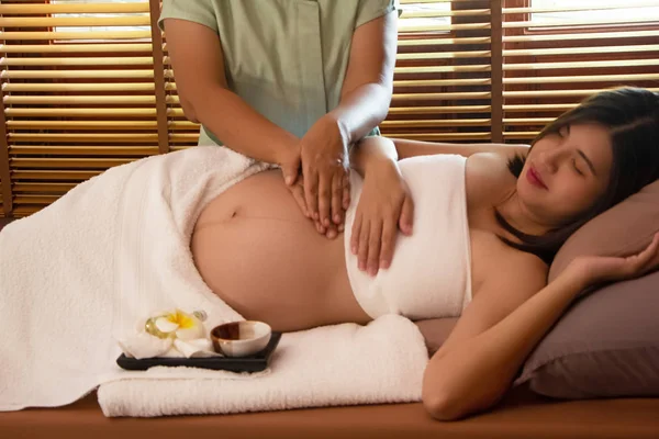 Therapeut Masseren Zwangere Vrouw Voor Behandeling Ontspanning Programma Bij Spa — Stockfoto