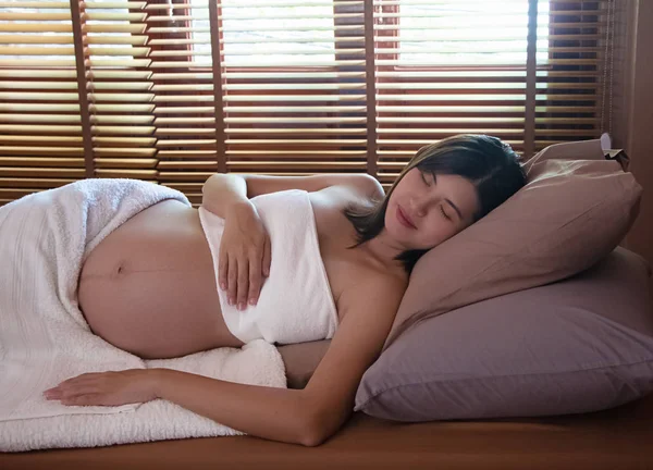 Zwangere Vrouw Ligt Bed Bedek Lichaam Met Witte Zachte Deken — Stockfoto