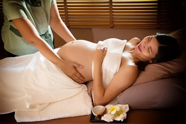 Yatağa Uzanan Hamile Kadın Tedavi Rahatlama Için Terapist Ellerinin Masajıydı — Stok fotoğraf