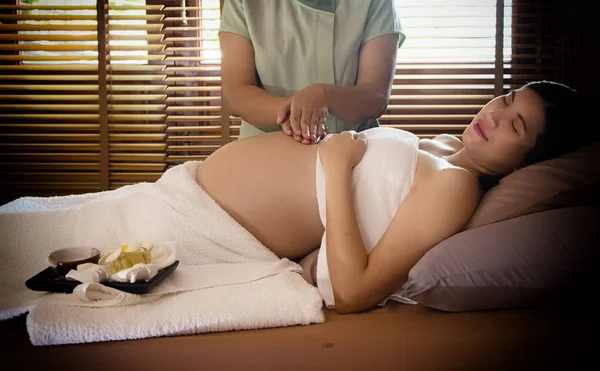Zwangere Vrouw Die Bed Lag Werd Gemasseerd Door Therapeut Handen — Stockfoto