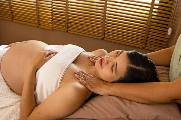 Mãos Terapeutas Massajando Mulher Grávida Para Tratar Relaxar Programa Terapia — Fotografia de Stock