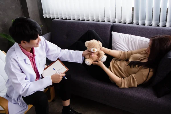 Психіатр Відправляє Маленьку Ляльку Пацієнту Розмовляє Стресовою Жінкою Розумово Консультується — стокове фото