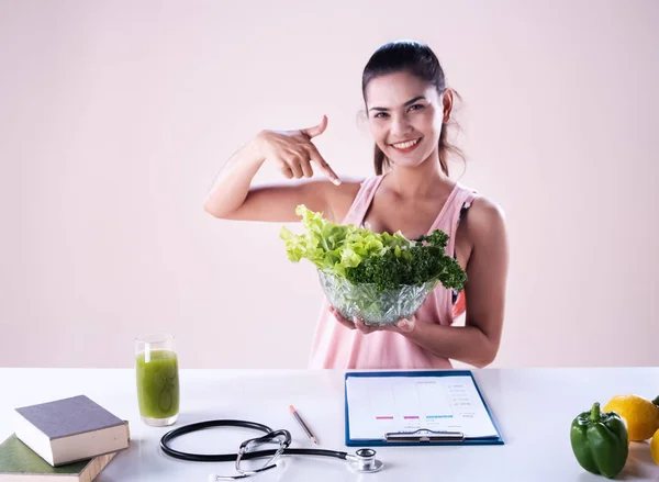 Hermosa Mujer Sosteniendo Ensaladera Mano Mostrar Verduras Frescas Bueno Para — Foto de Stock