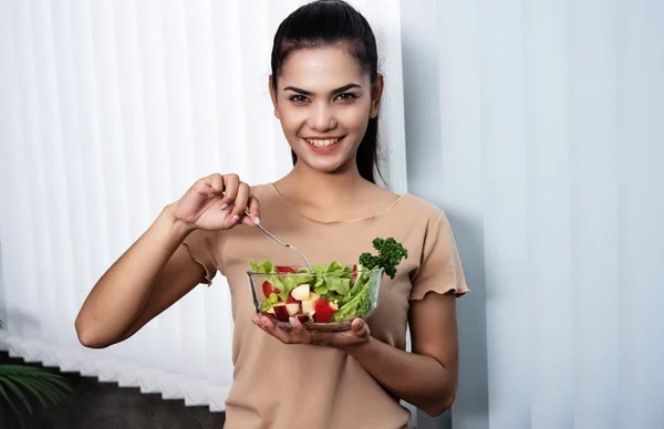 Belle Femme Tenant Saladier Main Côté Fenêtre Avec Sourire Sentiment — Photo