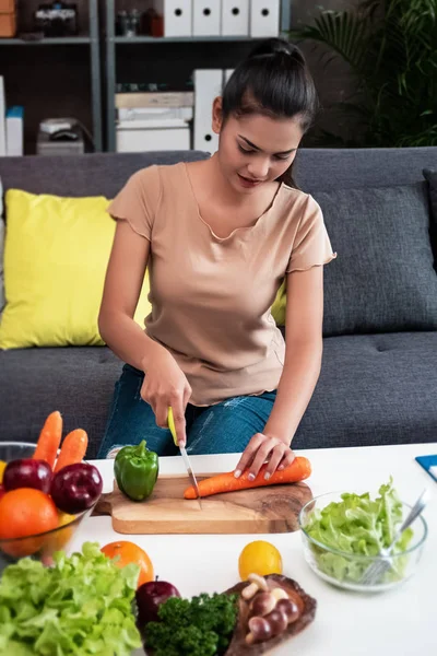 Belle Femme Coupant Carotte Pour Cuisiner Salade Mélangée Légumes Frais — Photo