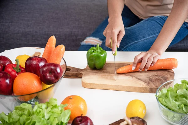 Carotte Humaine Coupant Main Sur Plateau Bois Légumes Frais Préparaient — Photo