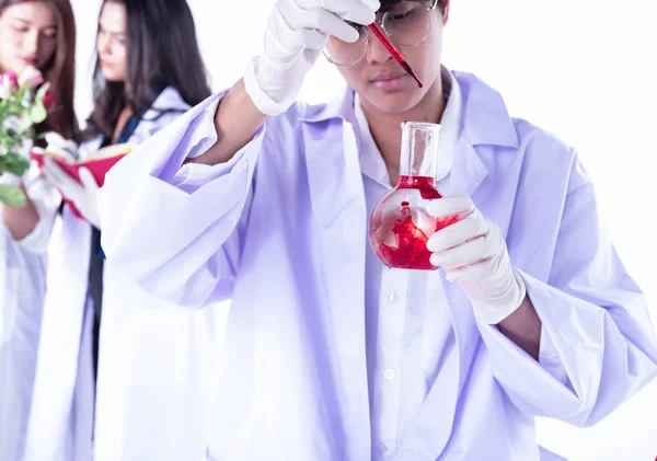 Naukowiec Wrzucający Czerwony Płyn Szklanej Probówki Badań Ekstrakt Organiczny Chemiczny — Zdjęcie stockowe