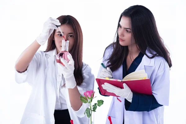 Los Científicos Dejando Caer Extracto Rojo Tubo Ensayo Vidrio Registro — Foto de Stock