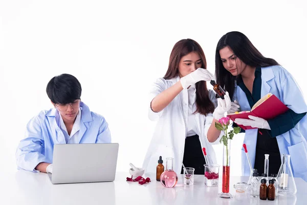 実験室で実験を行う科学者 化学および自然界の有機抽出物の研究者のチーム 実験室テストで芳香族必須研究 — ストック写真