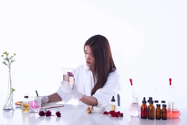Mujer Científica Que Trabaja Laboratorio Investigadores Química Extracto Orgánico Naturaleza —  Fotos de Stock