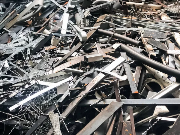 鋼の廃棄物 金属の山 ステンレスのゴミ 金属のゴミ リサイクルの準備と再利用 — ストック写真