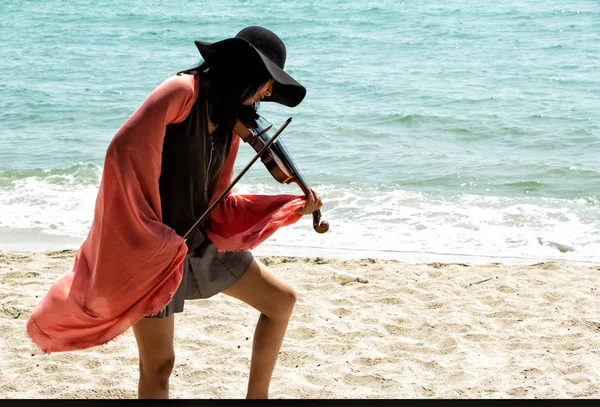 Bela Mulher Tocando Violino Praia Com Sentimento Feliz Para Relaxar — Fotografia de Stock