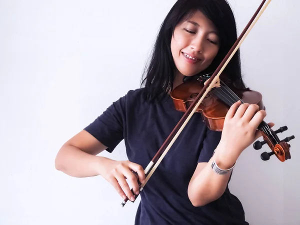 Donna Che Suona Violino Con Sorriso Sente Felice — Foto Stock