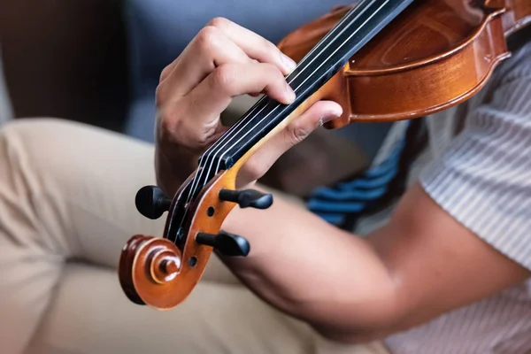 바이올린 사람의 기구에 손가락의 형태를 나타내라 — 스톡 사진