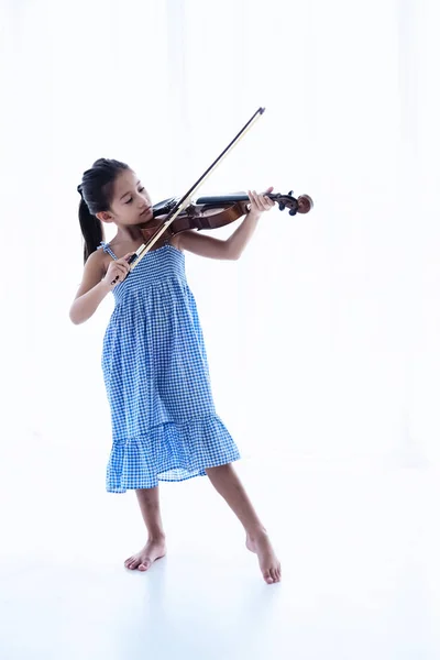 Pequena Garra Usando Toque Arco Corda Violino Mostrar Como Tocar — Fotografia de Stock