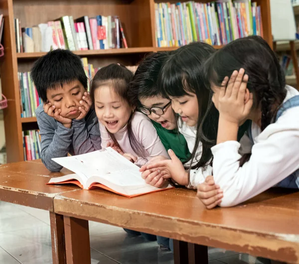 Gyerekcsoport Olvasás Könyvet Együtt Boldog Érzéssel Könyvtárban Lencse Flare Hatása — Stock Fotó