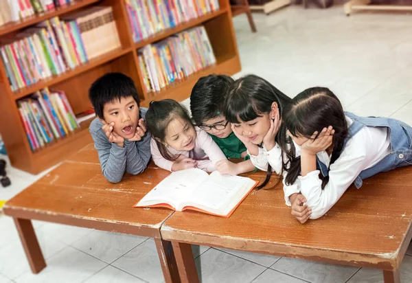 Группа Детей Читающих Книгу Вместе Радостным Чувством Библиотеке Эффект Блика — стоковое фото